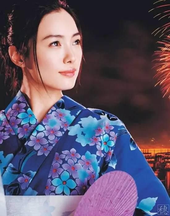 小妖精乖跪趴着含着它h